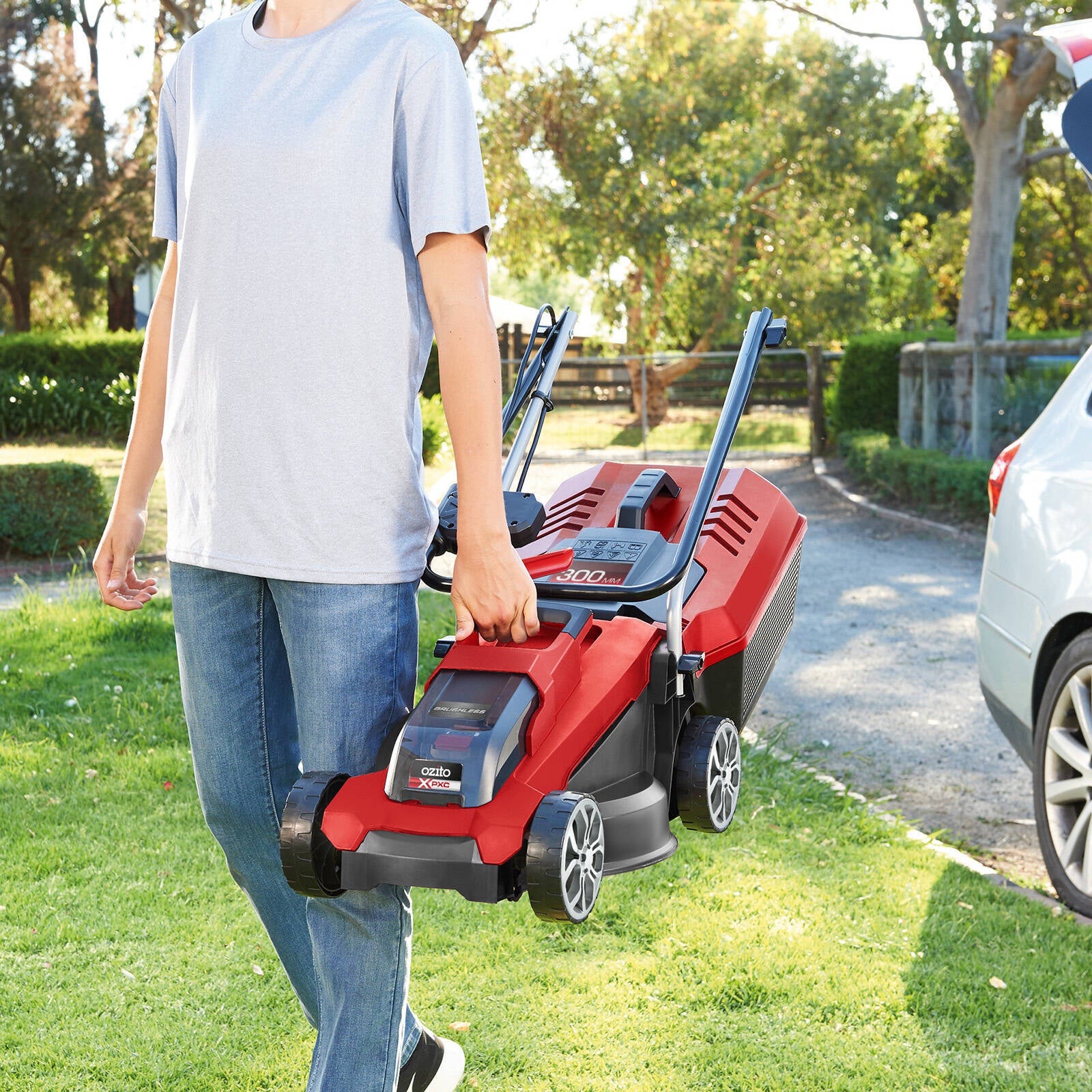 Ozito PXC 18V 300mm Brushless Lawn Mower 4.0Ah Kit PXCLMK-1418 - Image 5 of 8