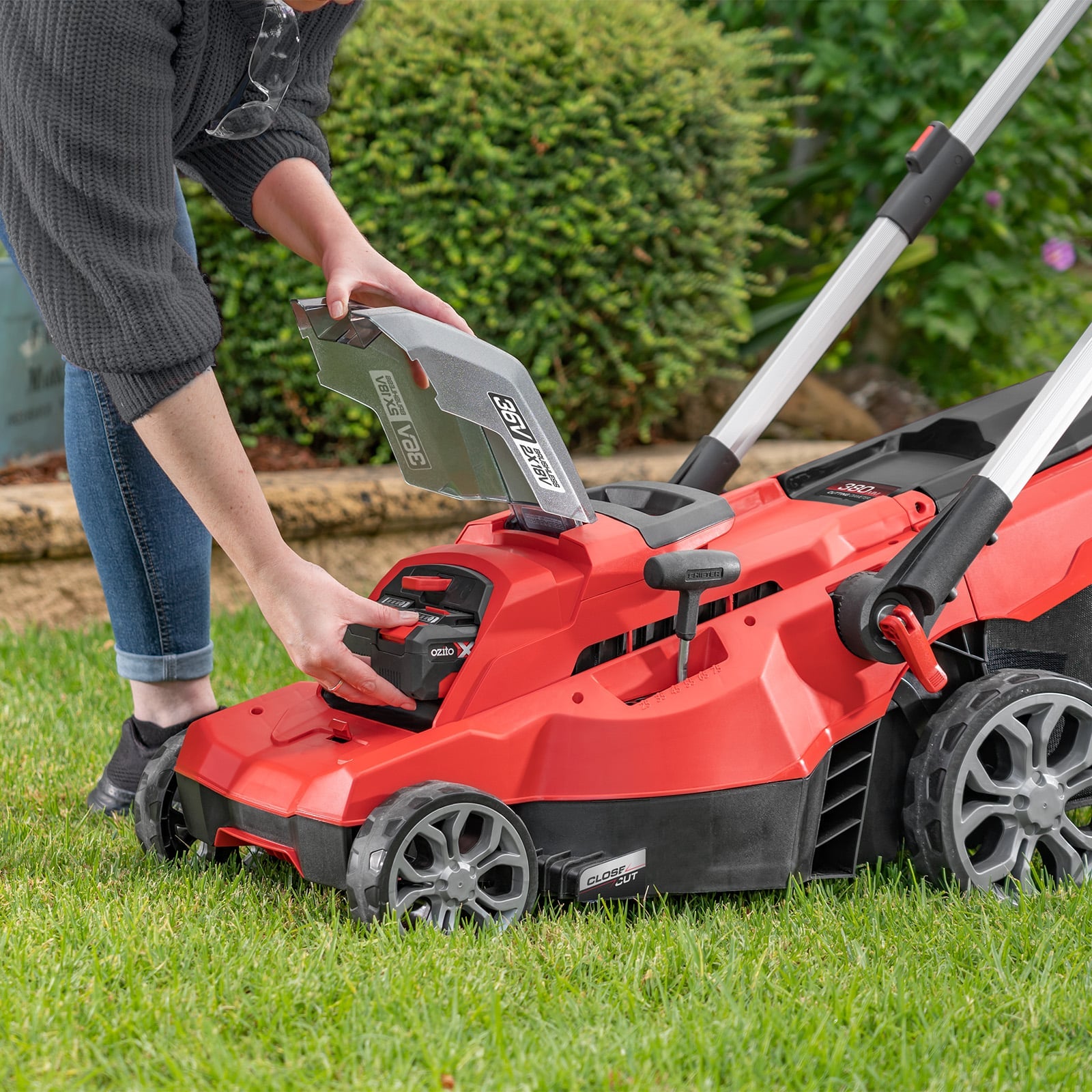 Ozito PXC 36V (2 x 18V) 380mm Brushless Lawn Mower 4.0Ah Kit PXBTMK-2438 - Image 3 of 9