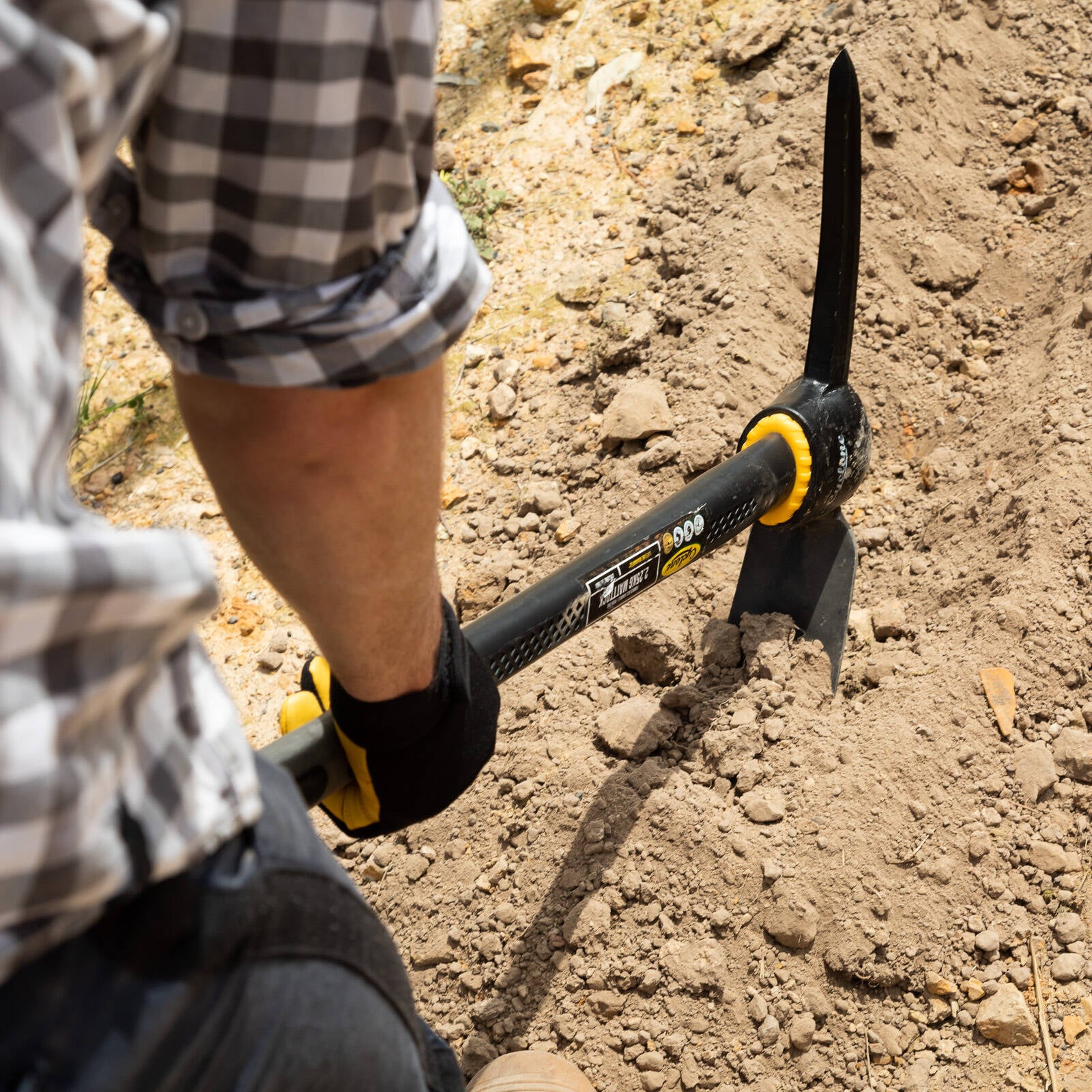 Cyclone 2.25kg Fibreglass Handle Mattock with Pick End - Image 5 of 6