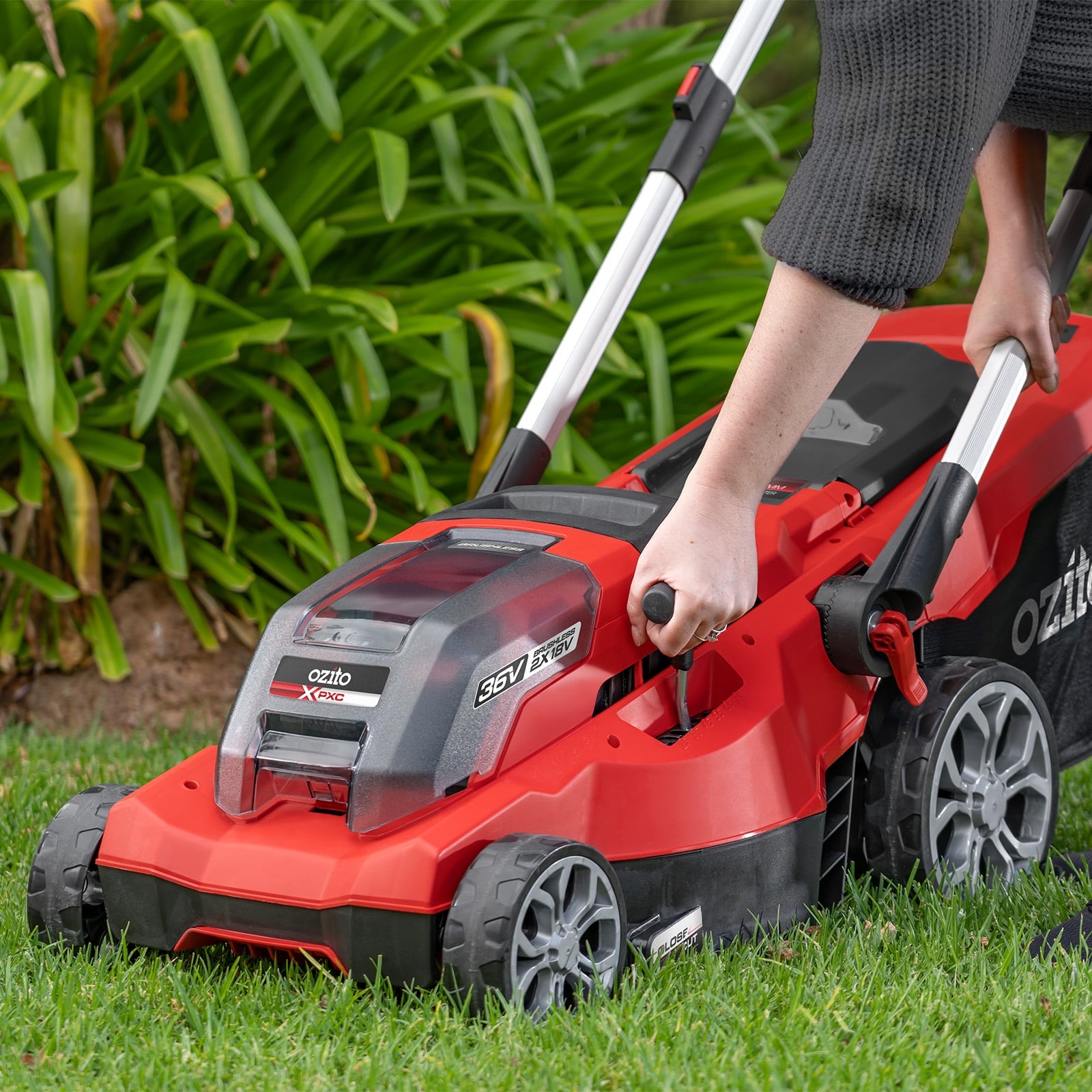 Ozito PXC 36V (2 x 18V) 380mm Brushless Lawn Mower 4.0Ah Kit PXBTMK-2438 - Image 2 of 9