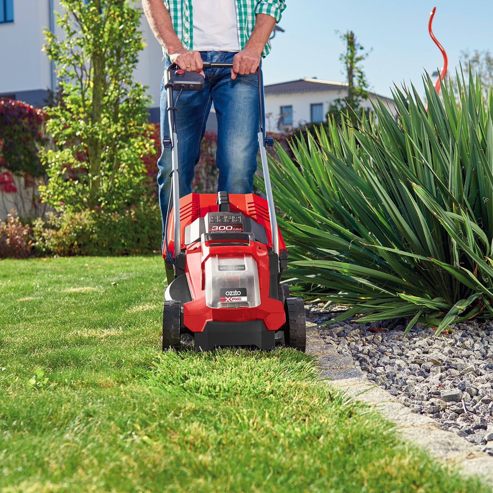 Ozito PXC 18V 300mm Brushless Lawn Mower 4.0Ah Kit PXCLMK-1418 - Image 7 of 8