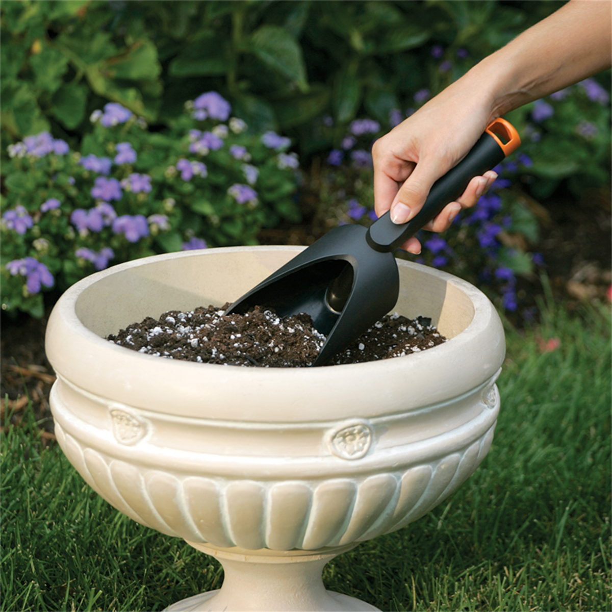 Fiskars Nyglass Potting Scoop - Image 2 of 2