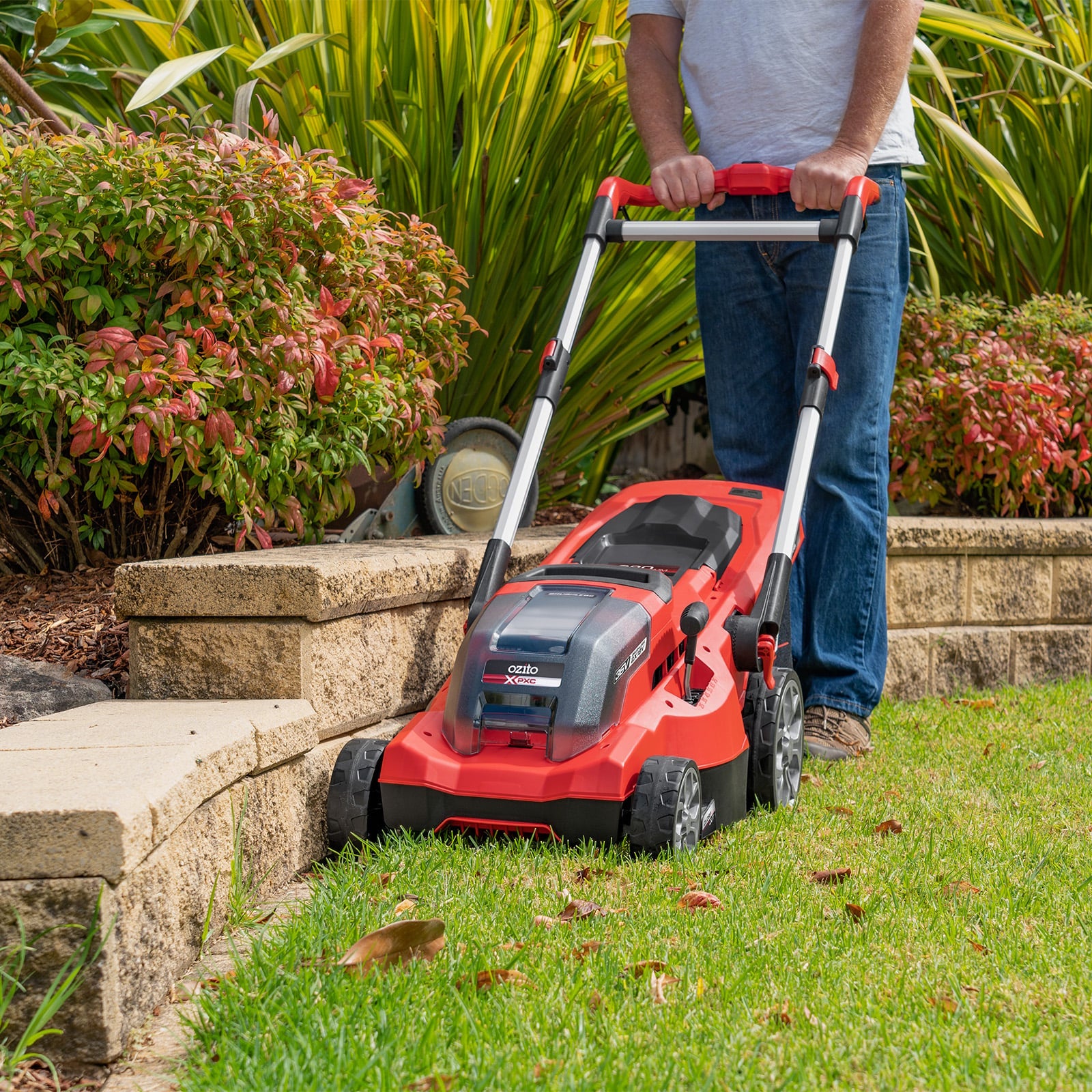 Ozito PXC 36V (2 x 18V) 380mm Brushless Lawn Mower 4.0Ah Kit PXBTMK-2438 - Image 6 of 9