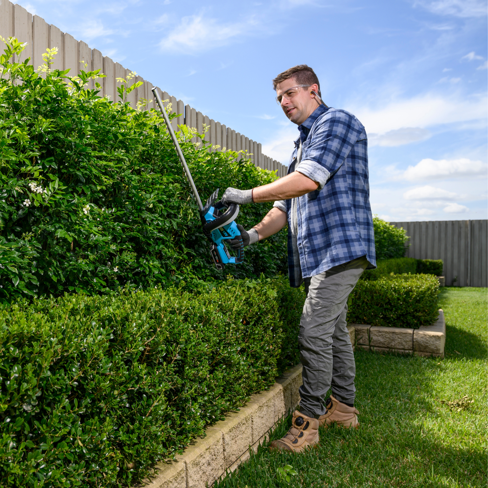 Victa 18V Hedge Trimmer Kit With 2.5Ah Battery And Charger - Image 6 of 9