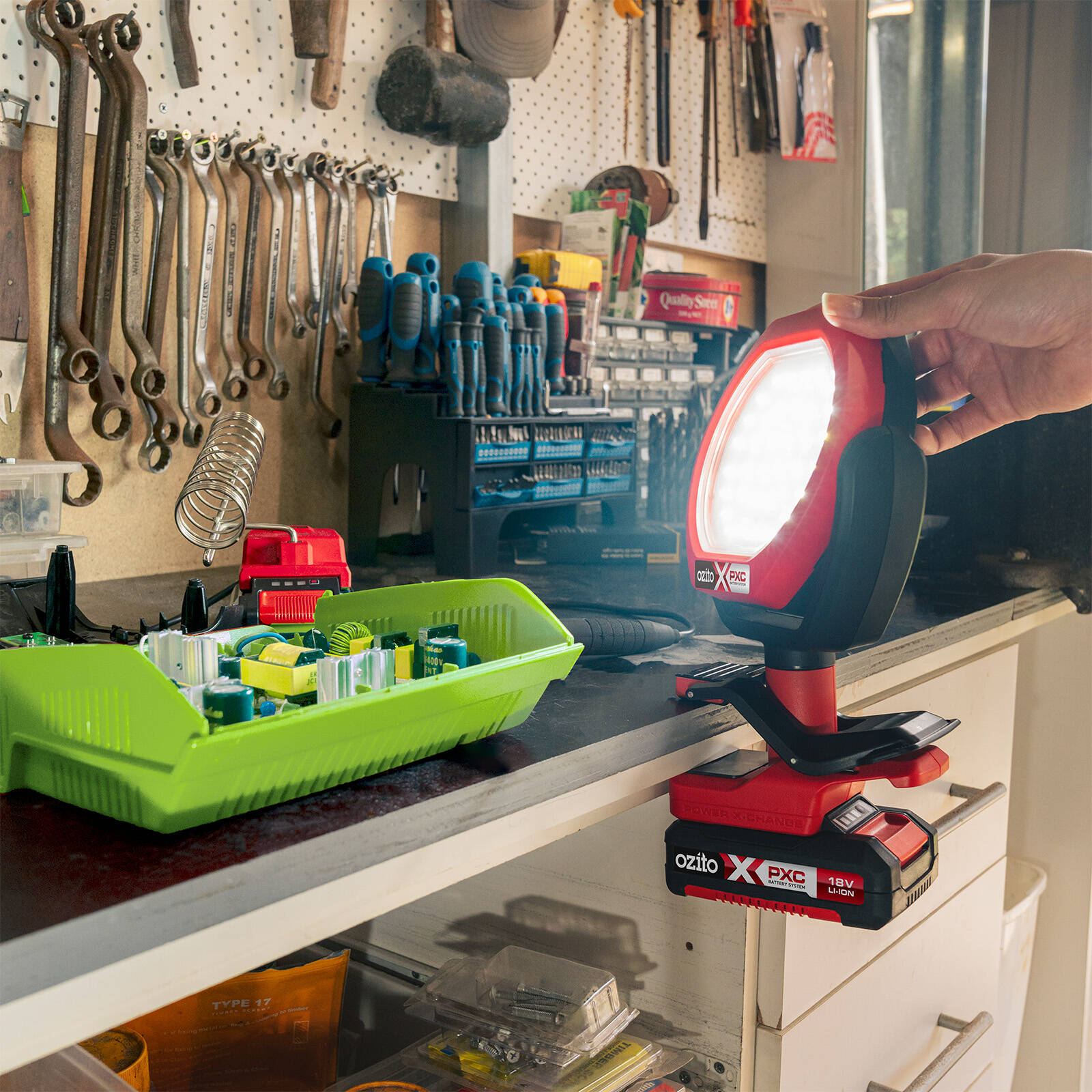 Ozito PXC Cordless Compact Light PXCLS-1500 - Skin Only - Image 7 of 8